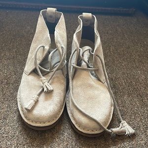 A beautiful women shoes size 8.5 fast shipping